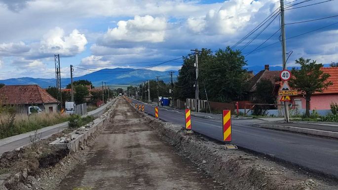 Kézdivásárhely lassan belefullad az autórengetegbe, s még a legforgalmasabb út is fel van ásva