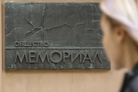 A moszkvai bíróság kilakoltatta a Nobel-békedíjat pénteken elnyert orosz civil szervezetet