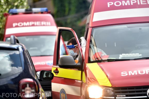 Egy kisbusz a szalagkorlátnak csapódott a dél-erdélyi autópályán, egy személy meghalt