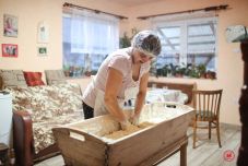 A kenyér, amelybe a gazdasszony szívét-lelkét süti: hajnalban kézzel dagasztja, kemencéje életre hívja