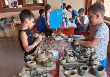 Kézművestáborban ismerkedtek a népi mesterségekkel a zsoboki gyermekotthon lakói