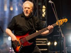 Botrányt kavart rockzenei körökben George Simion lakodalma