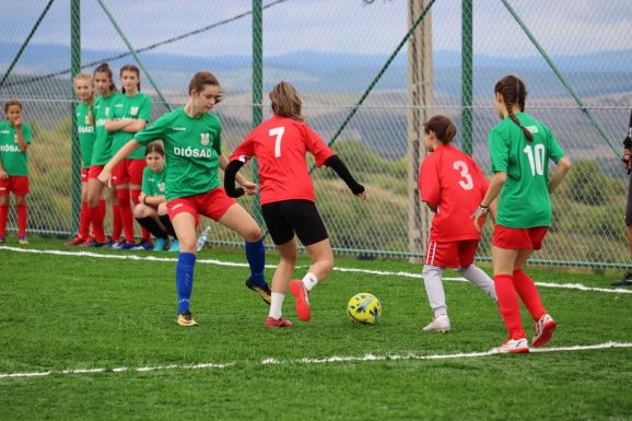 Sportpályákat avattak a Szilágy megyei faluban, ahol a fiúk helyett a lányok rúgják a bőrt