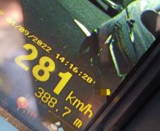 Versenypályának hitte a sztrádát: több mint 280-nal száguldott egy cseh férfi Arad megyében