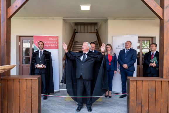 Becsengetés a Kolozsvári Református Kollégiumban: „bár az épület elkészült, ennél is fontosabb építkezés következik”