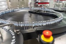 Megkezdődött Angliában az omikron vírusváltozatokra kidolgozott oltások beadása