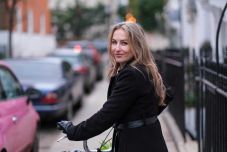 Ma világsztárokat öltöztet a székely divattervező, akit a mezei munka és a londoni nélkülözés sem riasztott el az álmaitól