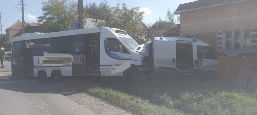 Kisbusz és személyautó ütközött, 16 sérültje van a balesetnek