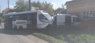Kisbusz és személyautó ütközött, 16 sérültje van a balesetnek 