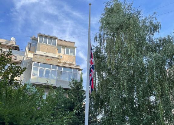 British Embassy flag in the middle of the road – You can express your condolences to the Royal Family online