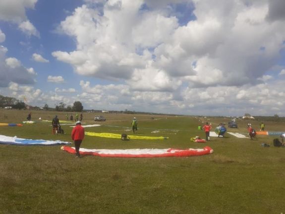 Lezuhant a siklóernyővel és elhunyt egy szerbiai nő a nagydisznódi repülőtéren