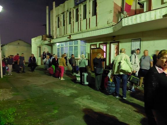 Kisiklott egy teherszállító vonat Marosfő közelében, több száz utasnak kellett várakoznia