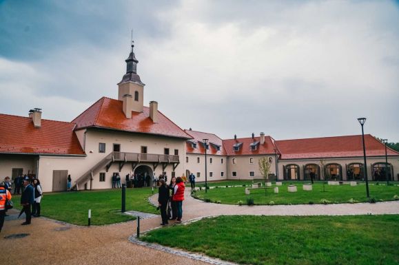 Megnyitotta kapuit az európai uniós forrásokból felújított paszmosi Teleki-kastély