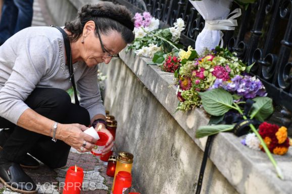 Sokan tisztelegtek II. Erzsébet királynő emléke előtt a bukaresti brit nagykövetségnél