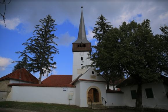 Értékes épített örökség – Újjászentelték a megújult várfalvi unitárius templomot 