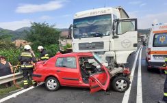 Dupla záróvonalnál előzött, életét veszítette két idős személy