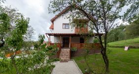 Magyar állami támogatással épített református parókiát avattak Nyárádmagyaróson