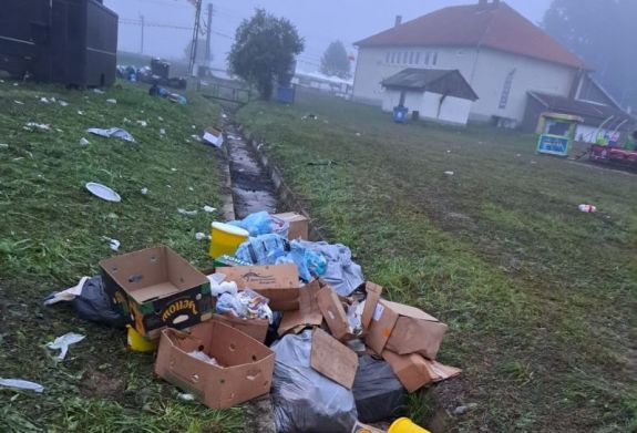 Már a helyiek se kérnek az Avram Iancu-megemlékezésből, annyi szemét maradt az „ünneplők” után