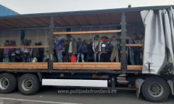 Egy kamion rakterébe bújva próbált meg átjutni Magyarországra 72 menekült