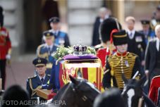 Felravatalozták II. Erzsébet koporsóját a londoni parlamentben