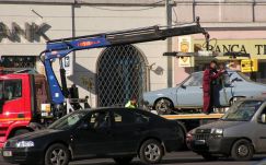 Tervezet: a rendőrség nemcsak az úttestről, hanem a járdáról is elszállíthatja a szabálytalanul parkoló autókat