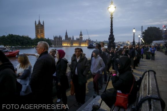 Többkilométeres sor alakult ki II. Erzsébet ravatala előtt