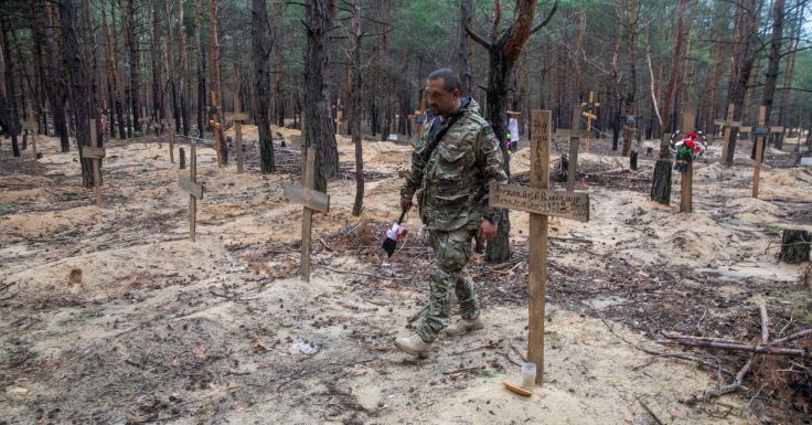 FRISSÍTVE – Tömegsírt találtak a visszafoglalt Izjumban az ukránok