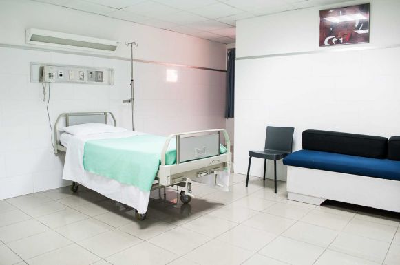 Felcseréltek a kórházban egy elhunyt és egy élő beteget: lemondott a szlovén egészségügyi miniszter