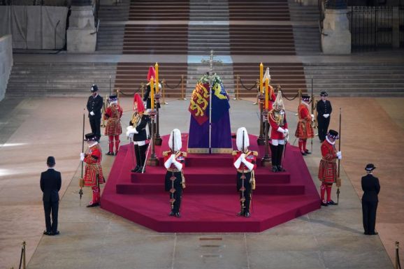 A búcsúzó tömeg által megközelíthető útvonalon szállítják a királynő koporsóját Windsorba
