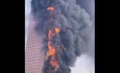 Hatalmas lángokkal égett egy felhőkarcoló Kínában