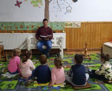 Nincs dörmögő hangja és nem is szigorú: énekel, mesél, ringat, bújócskázik az óvóbácsi