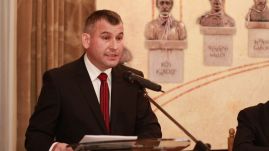 Alma a fájától...