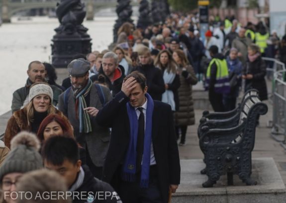 Továbbra is hatalmas sor II. Erzsébet ravatala előtt