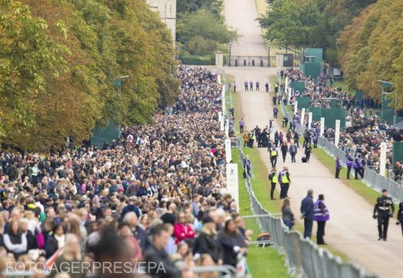 Több ezren várakoznak a windsori kastély előtt