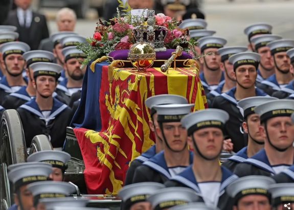 Örök nyugalomra helyezték II. Erzsébet brit királynőt