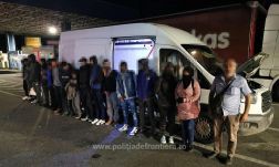 Orvosi maszkokat szállító kisbuszba rejtőzve próbált Magyarországra jutni 17 migráns