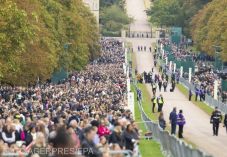 Több ezren várakoznak a windsori kastély előtt