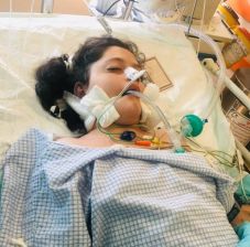 Zavargásokba fulladt a fejkendő viseletének hiánya miatt őrizetbe vett lány temetése Iránban