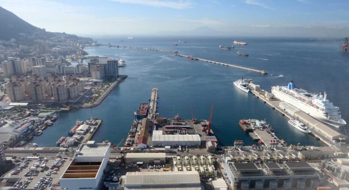 Fűtőolaj szivárog a Földközi-tengerbe egy Gibraltárnál rekedt hajóból