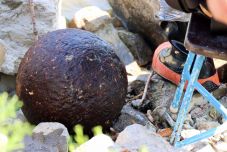 Háromszáz éves ágyúgolyót találtak a Dunában a tűzszerészek Budapesten