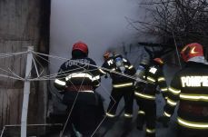 Egy személy meghalt, ketten súlyosan megégtek egy szászrégeni lakástűzben