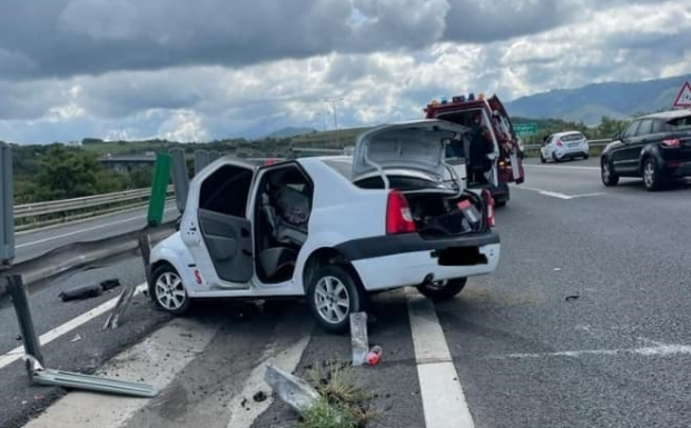 Felnyársalta a szalagkorlát a Daciát az autópályán, a sofőr életét veszítette