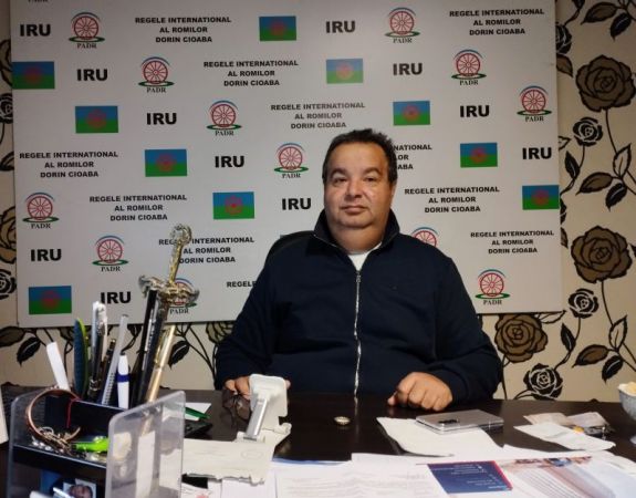 A „romák nemzetközi királya” azt követeli Indiától, hogy külföldön élő diaszpóraként ismerje el a romákat