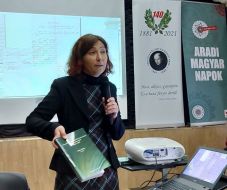 „A magam gyökereit is kutattam” – Zabán Márta irodalomtörténész kötetbe foglalta az aradi Kölcsey Egyesület kordokumentumait