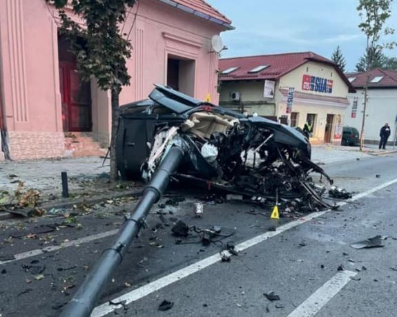 Horrorbaleset Kolozsváron: kettészelte a BMW-t a villanyoszlop