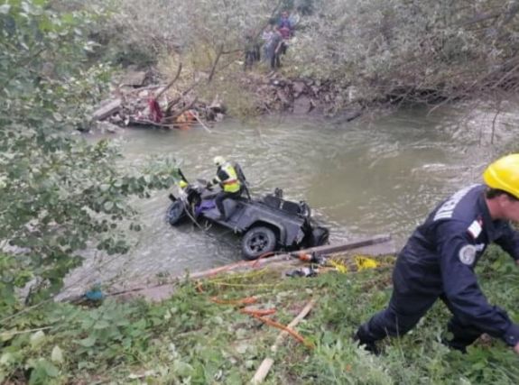 Két holttestet találtak a folyóba zuhant autóban