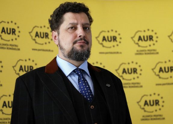 Az AUR kirakatellenzékiséggel vádolja az USR-t