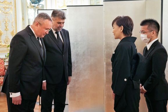 Nicolae Ciucă tolmácsolta Abe Sinzó özvegyének a román nép együttérzését