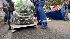 Tízezer doboz sört osztottak szét üveghulladékért cserébe Sepsiszentgyörgyön