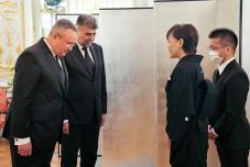 Nicolae Ciucă tolmácsolta Abe Sinzó özvegyének a román nép együttérzését